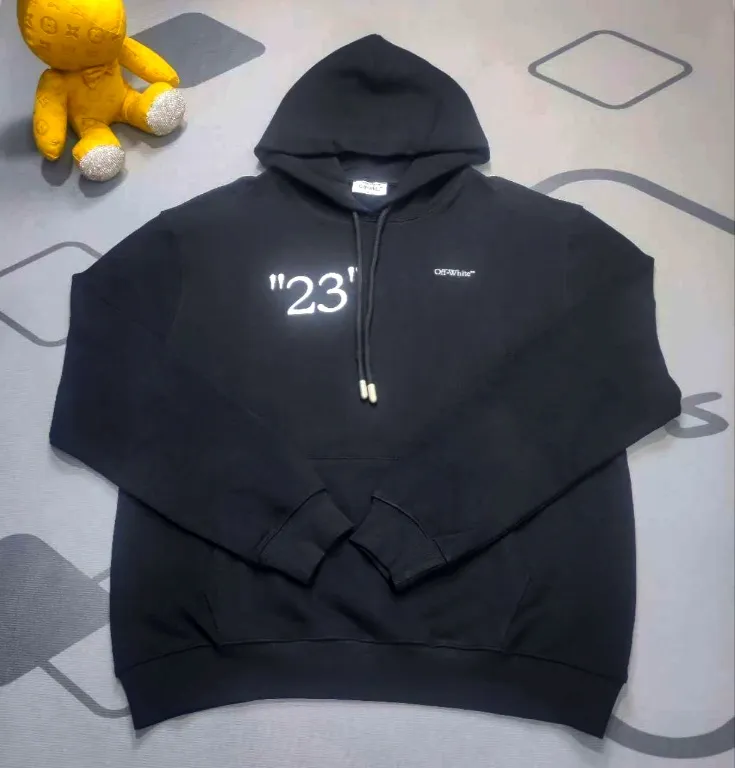 Top tested version OFF New No. 23 WHITE Hooded Sweatshirt OW Jacket Trendy Brand Couple Men's and Women's Hoodie As a street fashion art in the luxury ranks, off white has always attracted many fans with its classic logo and trendy creativity. Not only is it an understanding of fashion, off white also intuitively reflects ♻️ environmental awareness in many works, and treats the world gently.  The kangaroo pocket adopts a special machine crimping process with externally shaped wiring. The brim of the hat adopts a threaded design and is patterned more than 10 times. Can perfectly restore the original effect. Printing process, clear picture. The white glue base ensures the firmness of the printing, and machine washing is stress-free. The fabric is made of 480g terry cotton fabric with full drape.  Color: Black Size: XS-L P:410